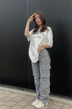 T-shirt e calça cargo Denim Trousers, Low Waist, Cargo Pants, Overalls, Fashion Inspo, Casual Outfits, Cute Outfits, Ootd, Trousers