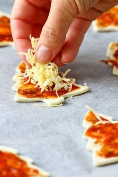 Holiday Appetizer Ideas, Holiday Appetizer, Mini Pizzas, Appetizer Ideas, Christmas Lunch, Christmas Food Dinner