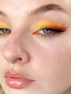 Orange Makeup Aesthetic, Yellow Euphoria Makeup, Orange Aesthetic Makeup, Yellow Eyeshadow Aesthetic, Yellow Graphic Eye Makeup, Orange Makeup, Face Art Makeup, Makeup Eyeliner, Eye Makeup Tutorial