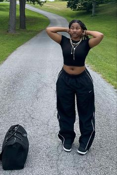 Tom Boy Outfits Aesthetic, Comfy Summer Outfits Black Women, Y2k Simple Outfits, Track Pants Outfit Women, Y2k Outfits Black Women, Mode Turban