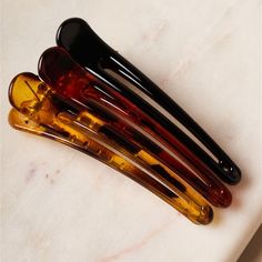 Trend Alert Bestseller 3 Piece Hair Barrette Set Tortoise Shell Design In Amber, Red, Black Curved Style Approximately 3" Use The "Buy Now" Or "Add To Bundle" Button To Purchase Tortoise Shell Jewelry, Tortoise Hair, Haute Hair, Black Curves, Amber Brown, Mixed Hair, Shell Design, White Dress Summer, Dream Hair