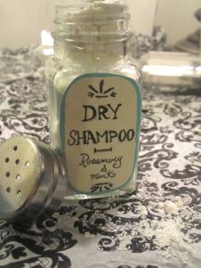 DIY dry shampoo. I tried this tonight and I love it, it smells really good too. Dry Shampoo Recipe, Homemade Dry Shampoo, Homemade Spa, Beauty Care Products, Diy Dry Shampoo, Shampoo Recipe, Diy Shampoo, Rosemary Mint, Diy Holiday Gifts