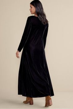 Relish the sophistication of velvet in our iconic Santiago maxi dress. Long sleeves to keep you cozy through the cold with elegant drape and a modest scoop neck. Stretch Velvet Dress, Soft Surroundings Dresses, Maxi Dresses Fall, Maxi Dress Long, Dress Long Sleeves, Elegant Drapes, Stretch Velvet, Relish, Velvet Dress