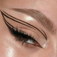 Eyeliner Tutorial Winged, Eyeliner Tutorial Hooded Eyes, Natural Eyeliner Tutorial, Cat Eye Eyeliner Tutorial, Graphic Eyeliner Tutorial, Eyeliner Tutorial For Beginners, Quick Eyeliner, Everyday Eyeliner, Eyeliner Techniques