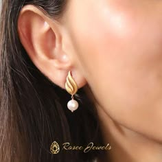 Gold Earrings For Kids, Gold Earrings Indian, Jewelry Hacks, Antique Gold Earrings, Gold Jewelry Outfits, Gold Jewelry Simple Necklace