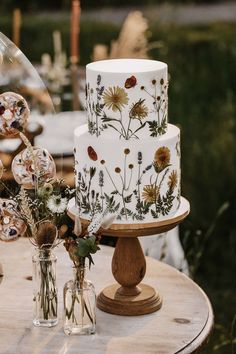 Stunning Pressed Flower Wedding Cake Boho Wedding Cake, Rustic Wedding Decorations, Wedding Cake Rustic, Rustic Cake, Future Wedding Plans, Wildflower Wedding