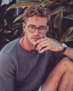 Man With Glasses, Strong Woman Tattoos, Beautiful Women Quotes, Handsome Men Quotes, Men Quotes Funny, Haircuts Ideas, Trendy Haircuts