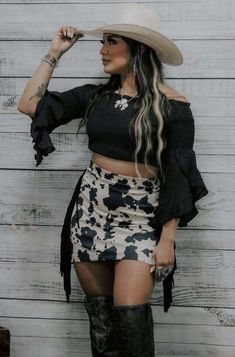 Style your Summer Wardrobe with these 30 Best Rodeo Outfits for Women - Hike n Dip New Years Outfits Parties, Rodeo Outfits For Women, Vaquera Outfits, Outfit Vaquero, Country Outfits Women, Cowgirl Style Outfits, Western Fits, Country Style Outfits, Latina Fashion Outfits