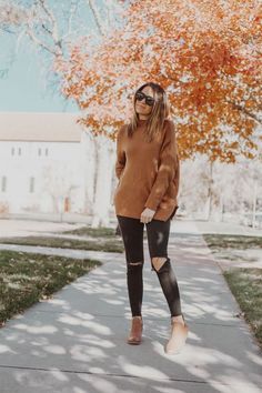 What To Wear With Black Jeans - Cleo Madison Brown Booties Outfit, Brown Sweater Outfit, Booties Outfit Fall, Outfits At Home, Colorado Fashion, Casual Thanksgiving Outfits, Outfit Ideas Trendy, Cute Thanksgiving Outfits, Thanksgiving Outfit Women