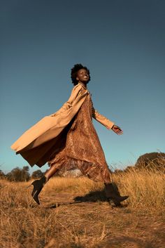 Country Editorial, Field Editorial, Female Modeling Poses, Safari Fashion, Aw 2023, Photoshoot Moodboard, Portrait Women, Shooting Ideas, Modeling Poses