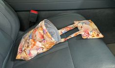 a seat belt in the back of a car