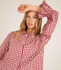 Camisa de pijama con volantes en los puños, confeccionada en tejido de cuadros de algodón en tono rojo y crudo. 
100% algodón. 100% hecho en España. Plaid Pajama, Plaid Pajamas, Pajama Shirt, Red Plaid, Scrunchies, Pre Order, Ruffles, Barcelona, Cotton Fabric