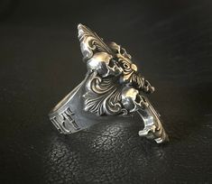 RING PROFILE: 🔱 Deus Vult, the motto used as a metaphor referring to "God's Will", echoes the cry for redemption, awakening and freedom. As the first designs of our templar collection, this ring represents the power of the fiercest fighters. 🔱This Cross Skull ring measures at around 42 x 27 mm*, weighs at approx. 40 grams, it's a true conversation piece crafted to be worshipped. 🔱 Metal can be customized, please contact us for personalization. NITTY-GRITTY: 🔱Ships from Switzerland, made to o Templar Cross, Exotic Jewelry, Nitty Gritty, Animal Bones, Big Rings, Large Ring, Bespoke Jewellery, Engraved Jewelry, Skull Ring