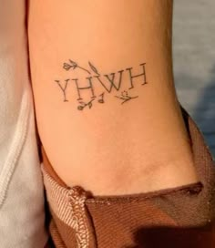 a woman with a tattoo on her leg that says hwh and has an arrow