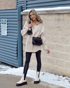 Chunky White Boots Outfit Winter, White Chelsea Boots Outfit Fall, How To Style White Chelsea Boots, Chunky White Boots Outfit, White Chelsea Boots Outfit Women, White Boot Outfits, Winter Comfy Outfits, Shacket Outfit Women