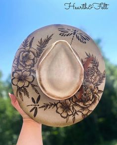 Pyrography Hats, Dragonfly Hat, Custom Cowgirl Hats, Burn Hats, Burnt Hats, Cowboy Hat Crafts, Burned Hats, Cowboy Hat Design, Hat Burning