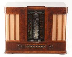 an old fashioned radio sitting on top of a table