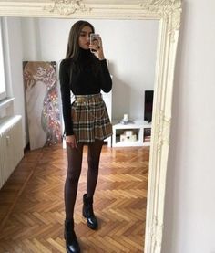 A saia xadrez tira o óbvio desse look de inverno, deixa a produção fashion e moderna! Look com saia e meia-calça para ficar linda e quentinha. Alt Fourth Of July Outfits, Pleaded Skirt Outfits Aesthetic Summer, Moda Grunge, Rok Outfit, Skirt Diy, Rock Outfit, Skirt Trends, Winter Trends, Winter Mode