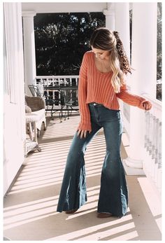 Bootcut Jeans Outfit, Bell Bottom Jeans Outfit, Flare Jeans Outfit, Jeans Outfit Winter, Southern Outfits, Flared Denim, Country Style Outfits, Cute Country Outfits, Country Girls Outfits