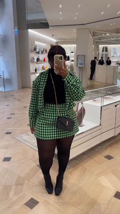 Birthday Outfits Winter Plus Size, Paris Fashion Plus Size, Office Outfit Ideas For Plus Size Women, Sophisticated Style Plus Size, Office Outfits Black Women Plus Size, Fitted Houndstooth Dress For Fall, Plus Size Business Casual Black Women, Paris Plus Size Outfits, Plus Size Paris Outfits