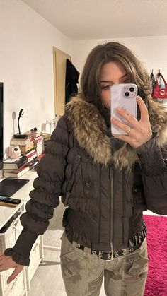 Winter Outfits Coats, Y2k Puffer Jacket Outfit, Y2k Winter Jacket, Fur Hoodie Outfit, 2000s Winter Jacket, Puffer Jacket With Fur Hood, Winter Jacket Outfits, Mcbling Fashion