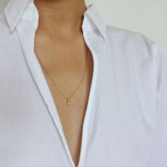 Classic button-downs Pearl Locket, Fashion Gone Rouge, Minimal Jewelry, White Hot, Simple Chic, Work Wear Women, Simple Necklace, Instagram Foto, Looks Style