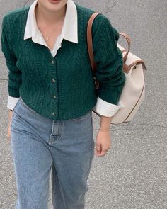 How to achive old money style #unique #fashion Early Spring Outfits Casual Chic, Italian School Outfits, Classy College Outfits Summer, Collared Cardigan Outfit, Vintage Women Outfits, Deep Autumn Outfits For Summer, Grad Student Outfit, Arthoe Fashion, Writer Outfits