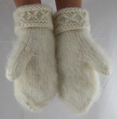 #mittens #fluffy #winter Designer Winter Aesthetic, December 2024 Aesthetic, Vermont Winter Outfit, Winter Vintage Aesthetic, Chique Outfit, Knitted Mittens, Cool Winter, Skandinavian Fashion