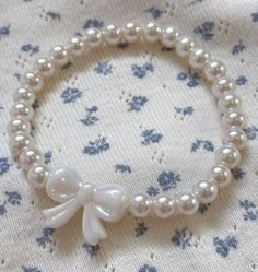 Bracelets Cute Aesthetic, Beaded Bracelet Pearl, Diy Bracelets Pearl, Diy Bracelets With Pearls, Asthetic Jewellery Beaded, Pearl Beads Bracelet Ideas, Bracelet Ideas Aesthetic Beaded, Coquette Bracelets Diy