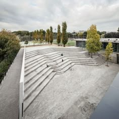 there are many steps that can be seen on the roof of this building, and it looks like they have been made out of concrete