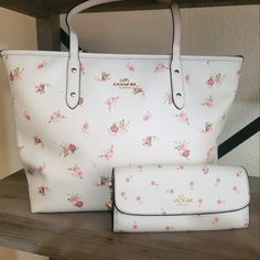 Used Coach Purse With Matching Wallet Coach Outfits, Zip Tote, Pretty Bags, Purses Designer, Coach Purse, Medium Bags, Coach Purses, White Bag, Coach Handbags