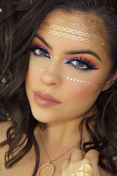 Check out our favorite Coachella Glam inspired makeup look. Embrace your cosmetic addition at MakeupGeek.com! Carnaval Make-up, Hippie Makeup, Metallic Tattoo, Glam Makeup Tutorial