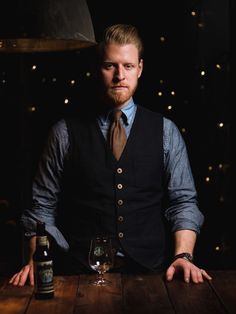 Wedding Bartender, Bartender Uniform, Clubhouse Ideas, Bar Uniform, Bar Tending, Uniforms Ideas, Bartender Outfit, Cocktail Attire Men, Bar Stuff