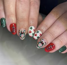 Subtle Disney Christmas Nails, Disney Christmas Short Nails, Winter Disneybound, Disneyland Nails Christmas, Green Disney Nails