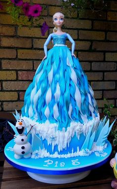 there is a cake made to look like a frozen princess on top of a table