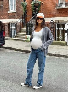 Bump Street Style, Flare Jeans Maternity Outfit, Cool Pregnant Style, Pregnant Nyc Outfit, Rosie Huntington Whiteley Maternity Style, Maternity Turtleneck Outfit, Casual Chic Maternity Outfits, Style Maternity Jeans, Maternity Outfits Going Out