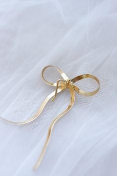 This ponytail cuff is the beautiful touch to any ponytail! Simply slip the L shaped pin into the middle of any ponytail. Comes in gold and has a bow in a herringbone patterned material. It adds that extra flair to any fancy outfit but also levels up any casual outfit. Long story short, this is your next closet must-have!!! COMES WITH ONE. Hair Cuff, Fancy Outfit, Bow Ponytail, Mad Hatter Hat, Sweat Sets, Hair Cuffs, Long Story Short, Sorority Girl, Ponytail Hair