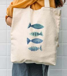 Fish tote bag Beach Tote Bags Diy Paint, Tote Bag Design Ideas Paint, Tote Bag Painting Ideas Summer, Painting On Bags Ideas, Tote Bags Painting Ideas, Tote Bag Print Design, Tote Bag Inspo Paint, Paint Tote Bag Ideas