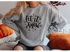 "Let It Snow Sweatshirt, Christmas Sweater, Christmas Snow Gift, Let It Snow Shirt, Christmas Hoodie, Winter Lover, Let It Snow Holiday Tee ☀️☀️☀️☀️☀️ Everything in our shop is hand crafted and made to order. If you want different color or size contact me! If you would like something custom made to fit your personal style please message me and I will do everything to get you that something special. ---How To Order--- ⭐️Please, check and review all photos ⭐️Choose your t-shirt size and color ⭐️En Tiny Farm, Snow Gifts, Chat Halloween, Pumpkin Sweatshirts, Christmas Hoodie, Halloween Vintage, Christmas Hoodies, Fall Sweatshirt, Halloween Sweatshirt