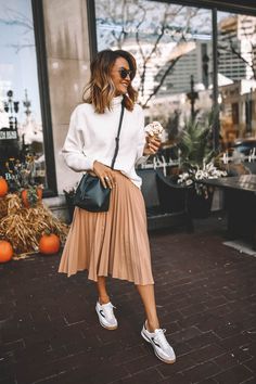 Karina Style Diaries wearing pleated blush midi skirt Tretorn sneakers dark green mini bucket bag white turtleneck slouchy sweaters Prediabetic Diet, Mode Inspo, White Sweater, 가을 패션, Looks Style, Mode Inspiration