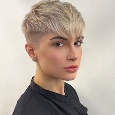 Photo Instagram de @short_hair_beauty_ • 18 mai 2022, 12:36 Pretty Short Haircuts, Blonde Hair Fade, Short Haircuts Ideas, Short Punk Hair, Drop Fade Haircut, Aj Mclean, Short Curly Hairstyles For Women, Drop Fade