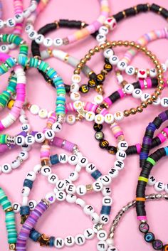 550+ Taylor Swift Friendship Bracelet Ideas - Happiness is Homemade Taylor Swift Crafts, Taylor Swift Friendship Bracelet Ideas, Friendship Bracelet Ideas, Taylor Swift Friendship Bracelet, Taylor Swift Nails, Taylor Swift Jokes, Letter Bead Bracelets, Country Girl Life, Making Friendship Bracelets