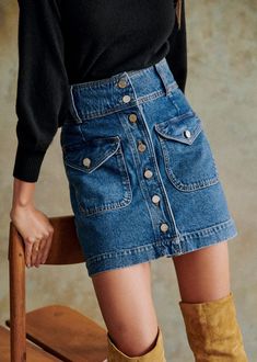 High waist short skirt;Straight cut;Buttoned front;Patch pockets in front;Side length 44cm / 17,3 in (for a 36) Jean Skirt Fashion, Lifestyle Dresses, Short Pollera, Denim Skirt Outfits, Denim Suit, Effortlessly Chic Outfits, Short Denim Skirt, Swimwear Dress, Cargo Skirt