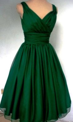 Perfect, timeless dress for an Emerald Ambassador party Cocktail Emerald Green Cocktail Dress, Neon Prom Dresses, Emerald Green Prom Dress, Plus Size Evening Gown, Trendy Party Dresses, Trendy Dresses Summer, Dress Amazon, Holiday Party Dress, Elegant Cocktail Dress