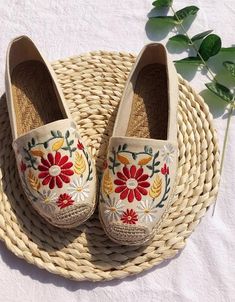 Hand Embroidered Shoes, Shose Paint Ideas, Embroided Shoes, Embroidery On Shoes, Embroidered Shoes Diy, Bohemian Flats Shoes, Embroidered Espadrilles, Shoe Embroidery, Shoes Embroidery