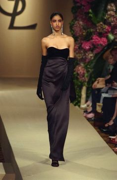 Yves Saint Laurent Catwalk, Ysl Runway 90s, Ysl 90s, Yves Saint Laurent 90s, Ysl Runway, Runway Fashion Vintage, Vintage Runway Fashion, Yves Saint Laurent Dress, 2001 Runway