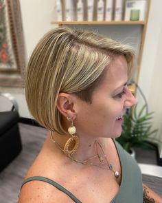 Chin Length Bob Undercut, Undercut Bobs For Thick Hair, Undercut Stacked Bob, Bob Over 40 Short, Undercut Chin Length Bob Haircut, Bob Haircuts With Undercut, Layered Bob With Undercut, Cute Undercut For Women, Undercut Bob Hidden