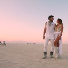 Burning Man White Outfit, Estilo Burning Man, Burning Man Boots, Festival Couple, Burning Man Costumes, Coachella Outfit Men, Trance Party