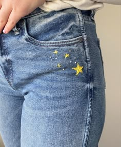 embroidery patterns Denim Pants Embroidery, Easy Denim Embroidery, Embroider On Jeans Diy, Easy Jean Embroidery, Embroidered Jeans Aesthetic, Embroidery Designs Pants, Embroidered Pants Diy, Jeans Pocket Embroidery, Hand Embroidered Jeans