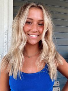 Blonde Summer Balayage, Medium Length Hair Straight Blonde, Short Blonde Hair With Face Framing Layers, Blonde Hair Colors For Summer, Blonde Balayage For Summer, What To Ask For Blonde Hair, Summer Hair Color For Blondes Balayage, Honey Blonde Hair Color Ideas For Summer, Beach Blonde Hair Color Ideas